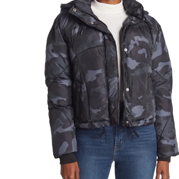 Sebby Jackets & Blazers - Short Puffer Jacket size M color Camo 
SEBBY